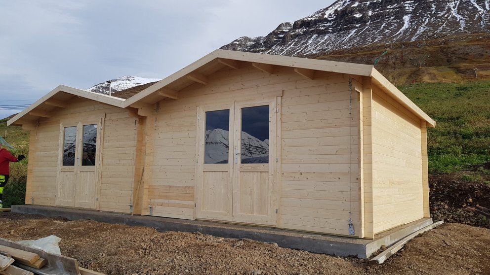 Lyftuskúr og geymsluskúr