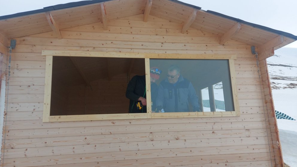 Haukur og Rúnar ganga frá glugganum.