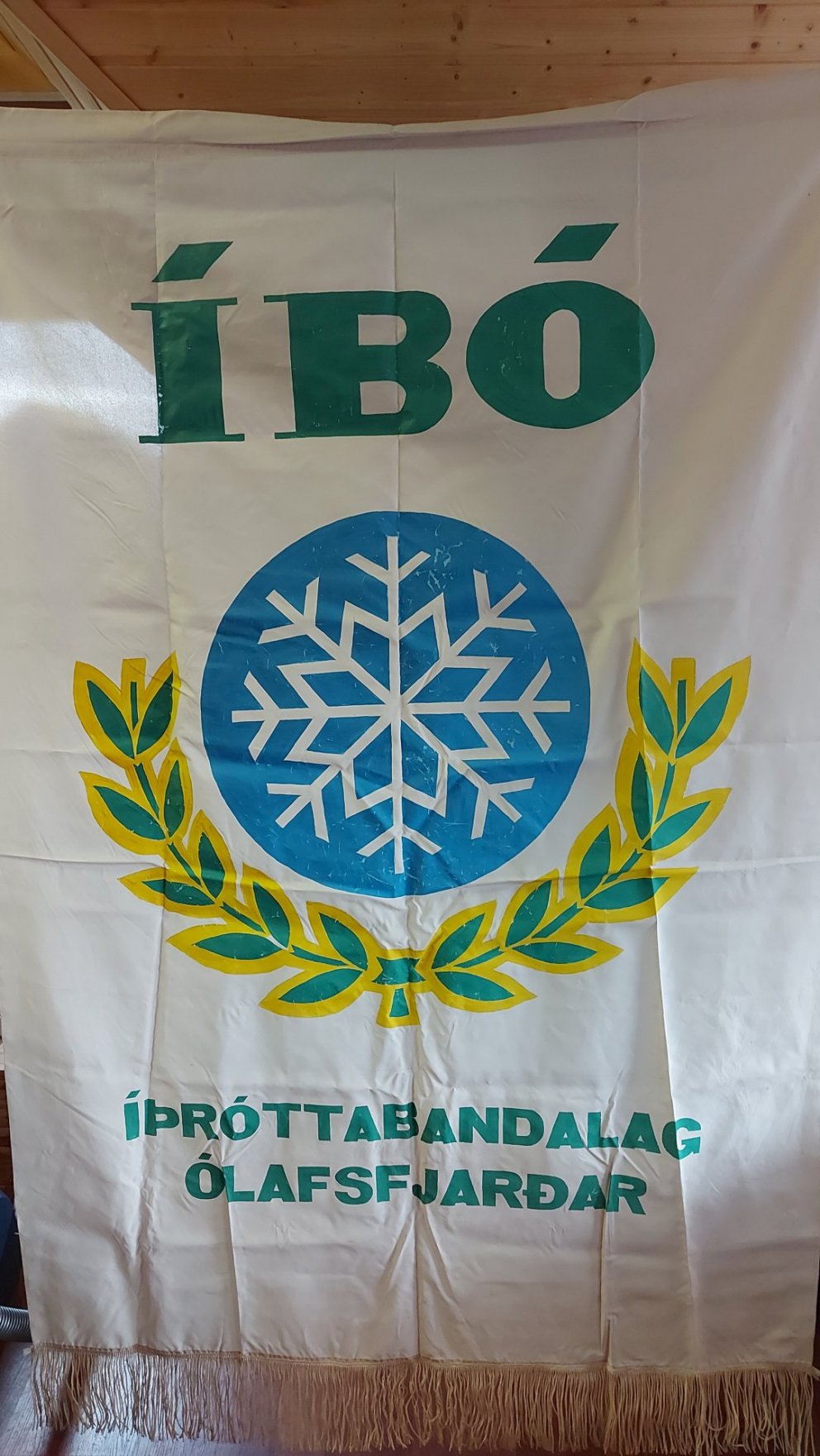 Fáni Íþróttabandalags Ólafsfjarðar var meðal þess sem fanst á loftinu í skíðaskálanum.