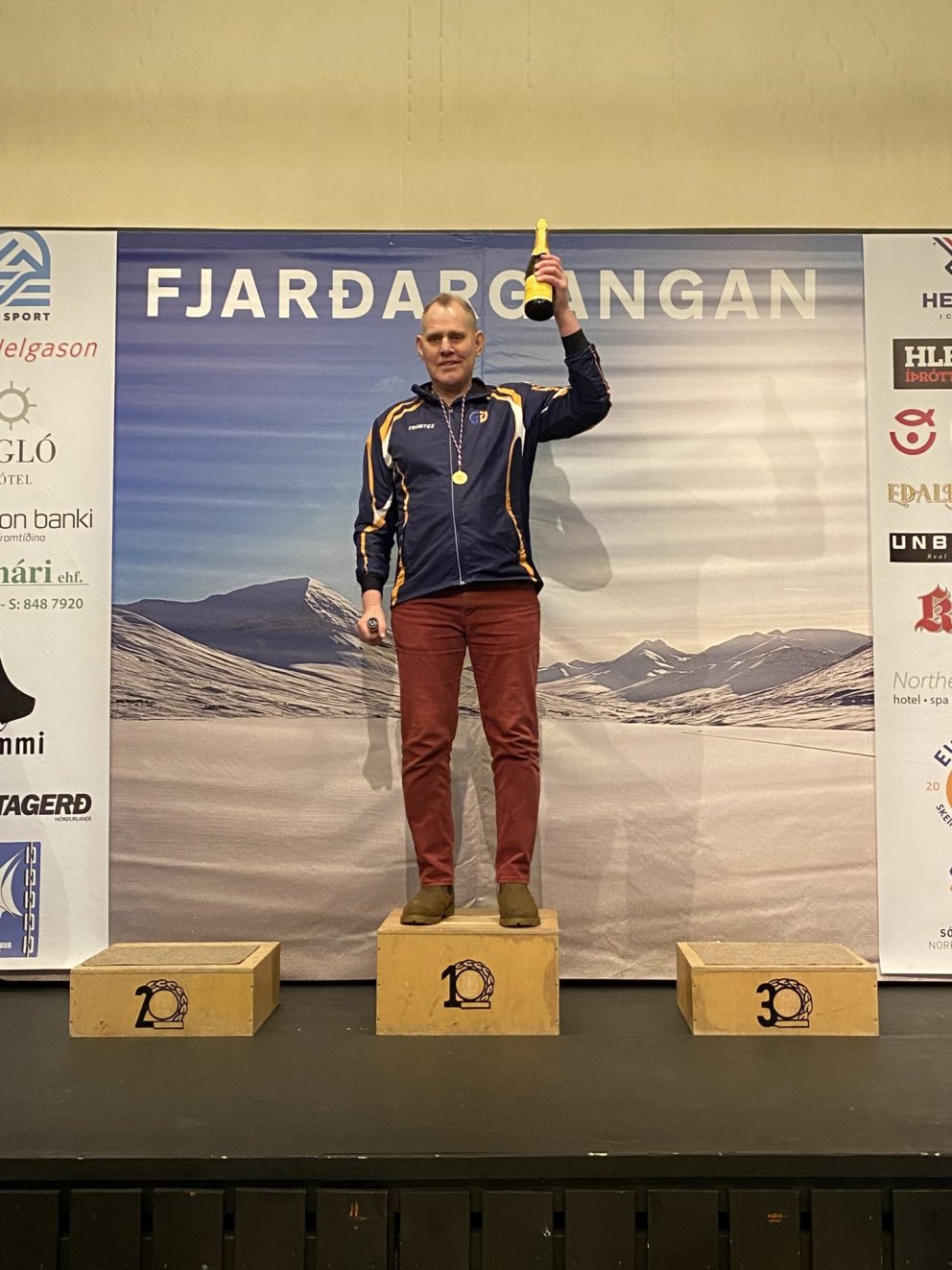 Þórhallur J Ásmundsson jarðsunginn.