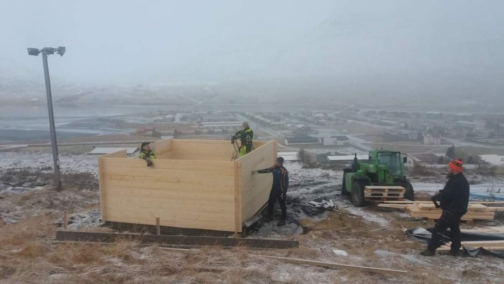 Tímatökuhús og flötin stækkuð