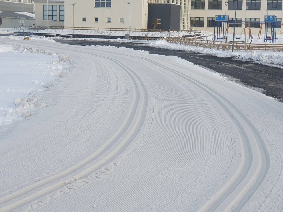 Ca 300m hringur troðinn við íþróttahúsið