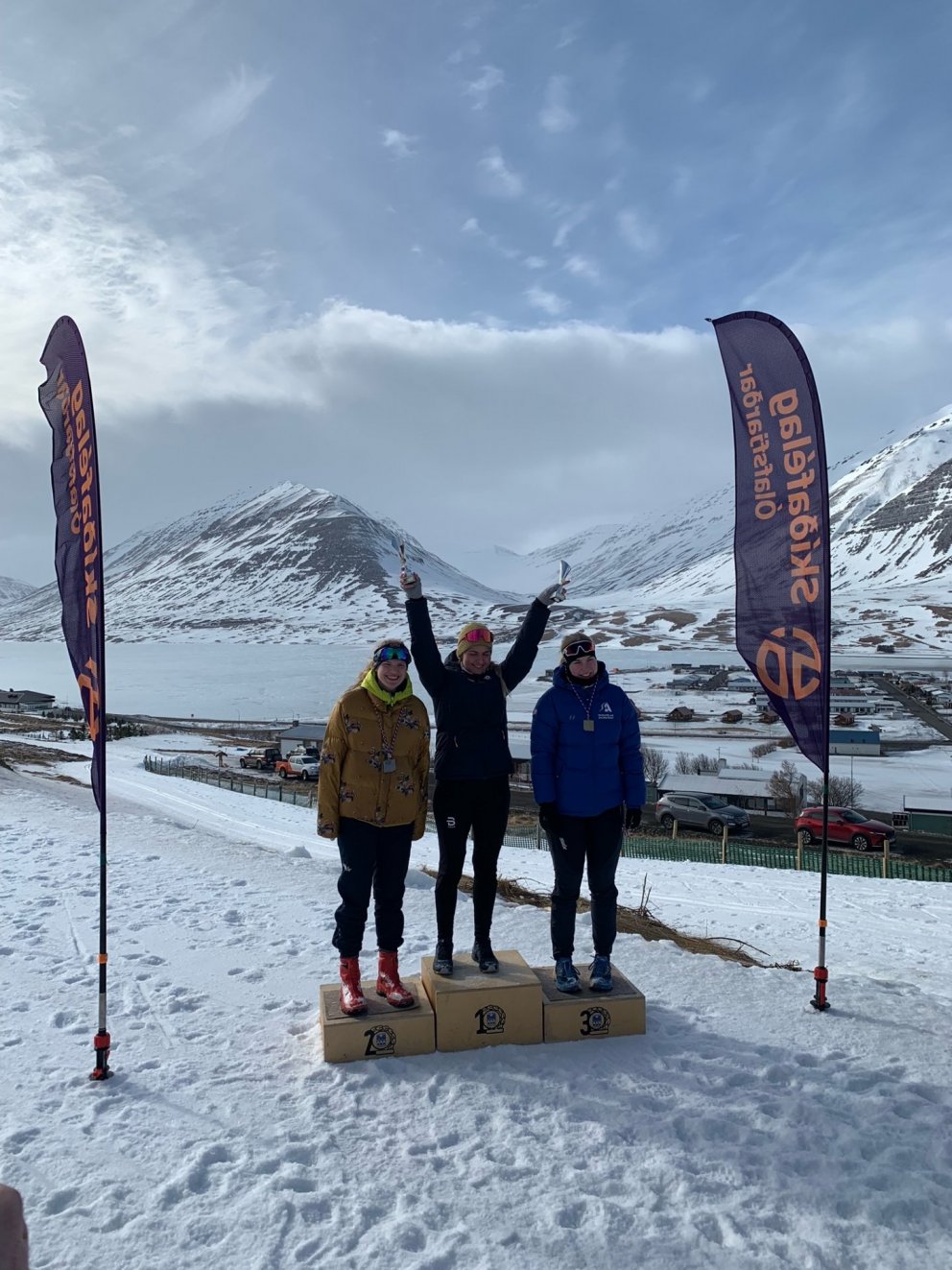 Elsa Guðrún fyrir miðju, sigraði í dag 10km göngu kvenna, FIS mót og tvíkeppni kvenna á SMÍ 2022