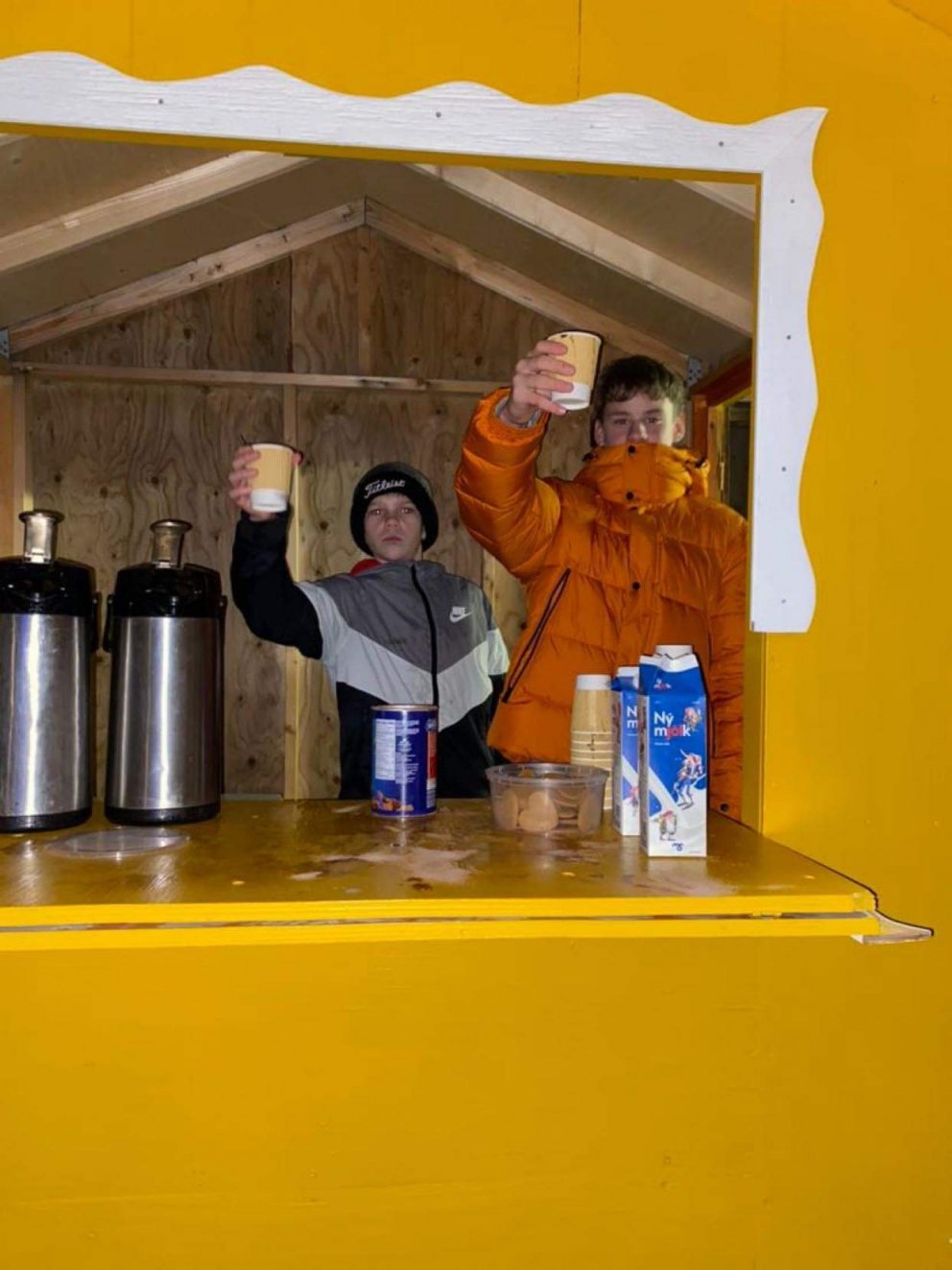 Haukur og Árni galvaskir í kofanum.