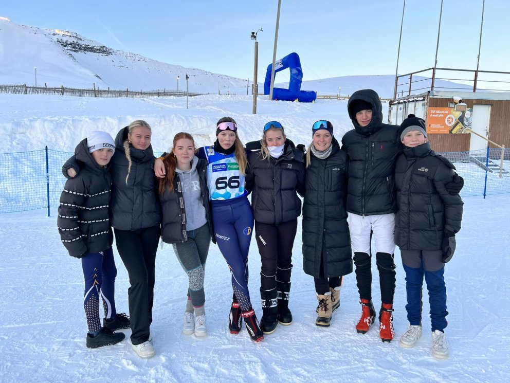 SÓ hópurinn fv: Elís, Svava, Sigurlaug, Karen, Guðrún, Jónína (þjálfari), Árni, Haukur en á myndina …