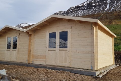 Lyftuskúr og geymsluskúr