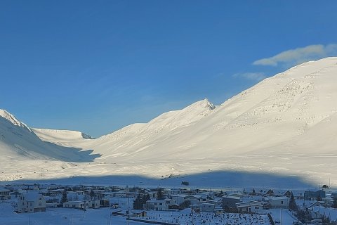 Tindaöxl lokuð, skíðagöngubraut klár kl 10