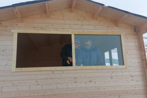 Haukur og Rúnar ganga frá glugganum.