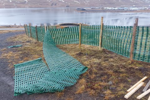 Ein af tíu snjósöfnunarnetum sem búið er að laga nú í haust.