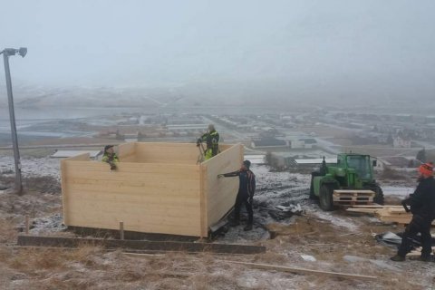 Tímatökuhús og flötin stækkuð
