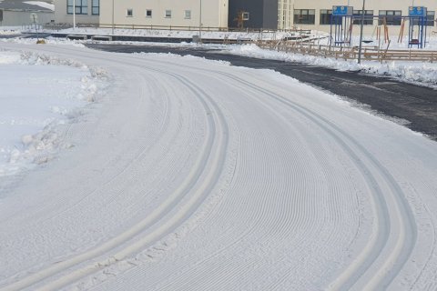 Ca 300m hringur troðinn við íþróttahúsið