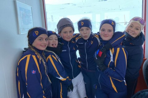 Allir hressir fyrir keppni, frá vinstri: Svava, Silja, Árni, Karen, Guðrún og Jónína þjálfari.