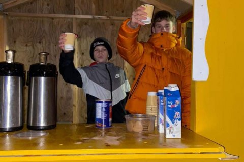 Haukur og Árni galvaskir í kofanum.