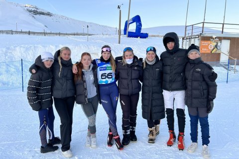 SÓ hópurinn fv: Elís, Svava, Sigurlaug, Karen, Guðrún, Jónína (þjálfari), Árni, Haukur en á myndina …