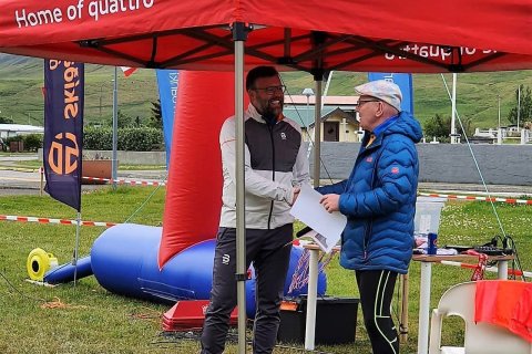 Kristján Hauksson formaður SÓ tekur við styrknum frá Rótaryklúbbi Ólafsfjarðar. K.Haraldur Gunnlaugs…